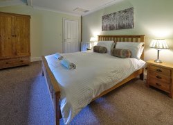  Rowels Lodge - King Bedroom